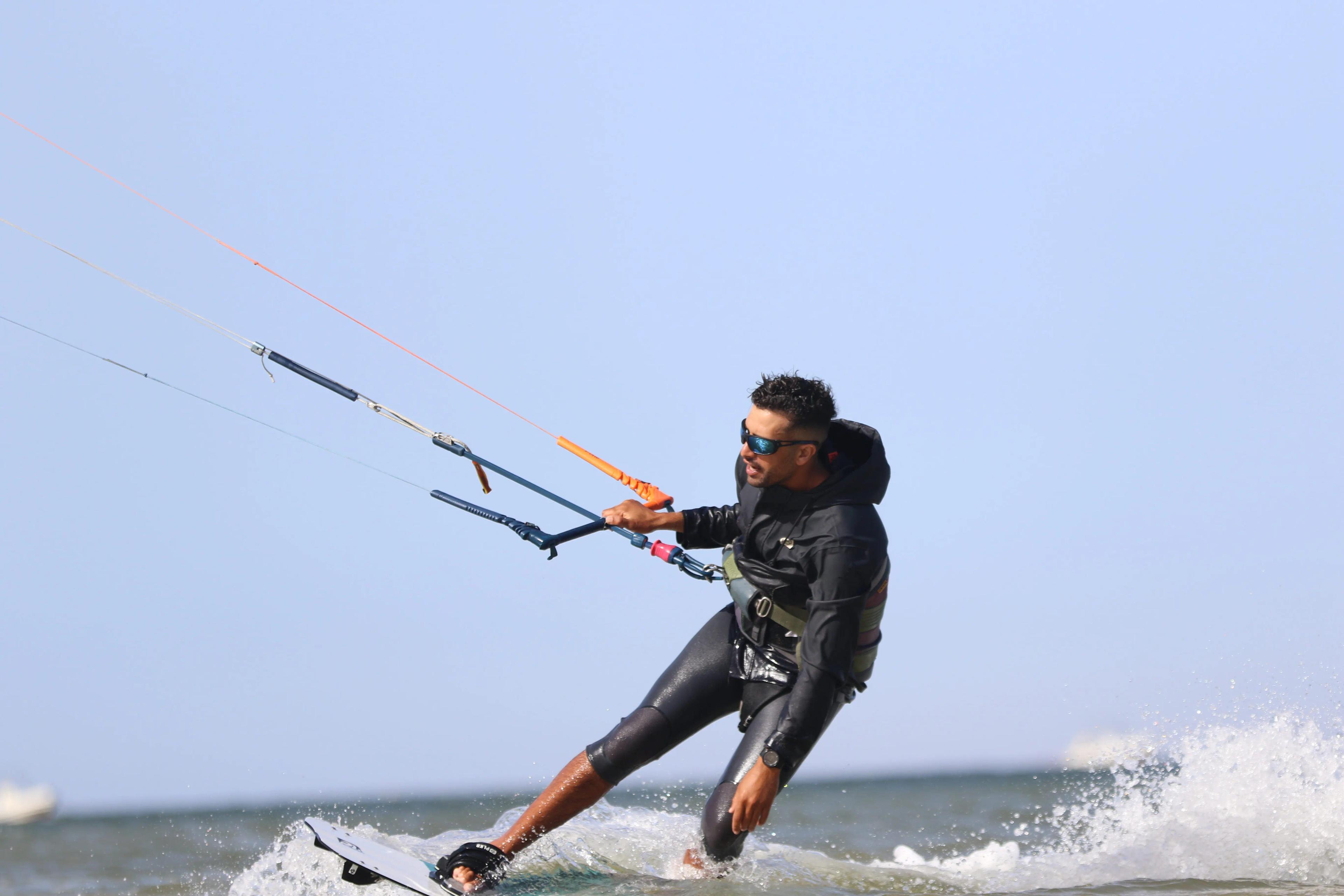 A kitesurfer riding across the turquoise water of the Dakhla lagoon during a lesson with Bluboarding.