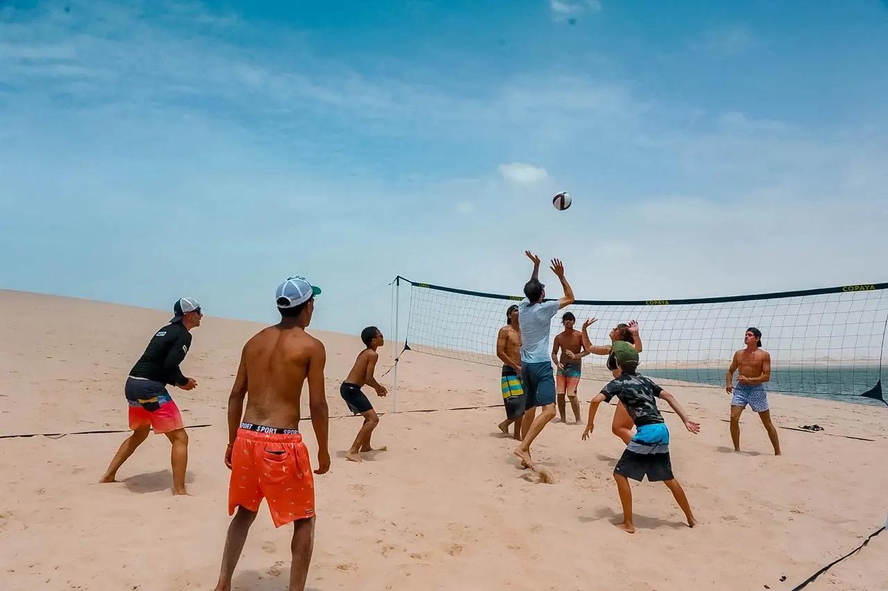Bluboarding clients playing beach volleyball in Dakhla, sharing a relaxed family and friends vibe in a safe, peaceful setting