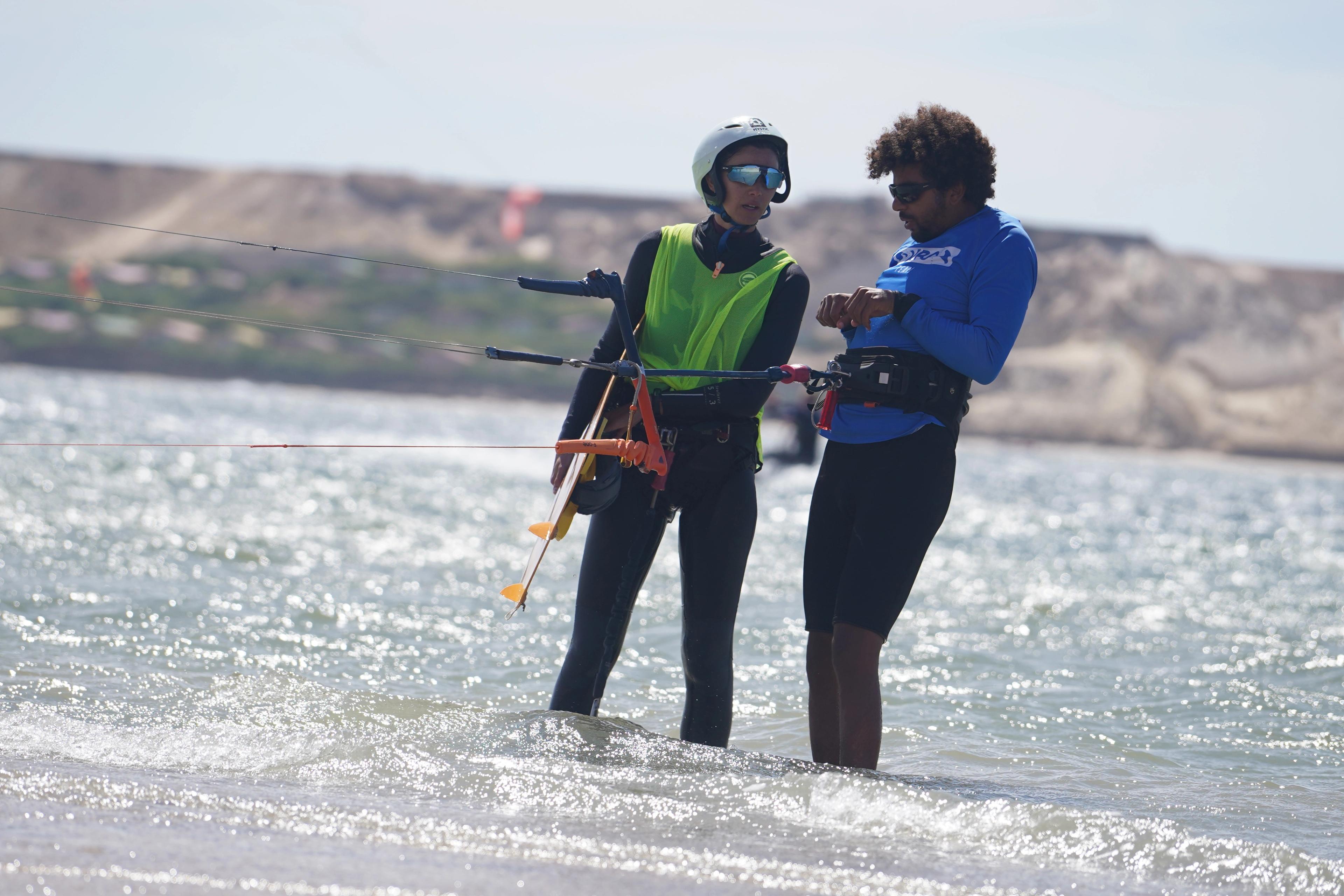 Kitesurf instructor explaining the effects of pulling too much on the bar to a beginner